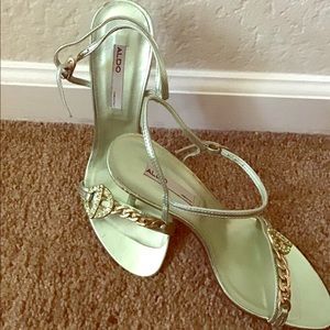 CUTE METALLIC GREEN OPEN TOE HEELS